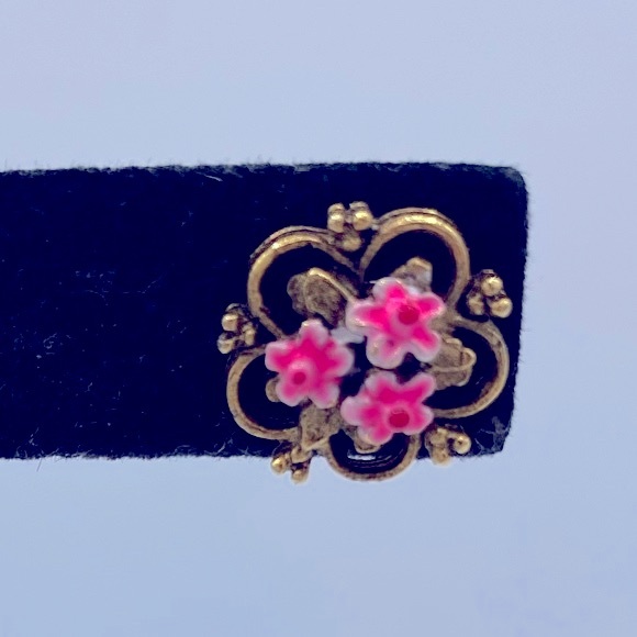 Vintage Signed ART Gold Tone Filigree With Pink Enamel Flowers Dainty Earrings - Picture 5 of 7